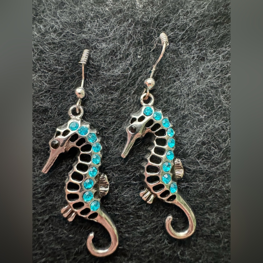 Seahorse silver with blue topaz push through earrings - Picture 5 of 7